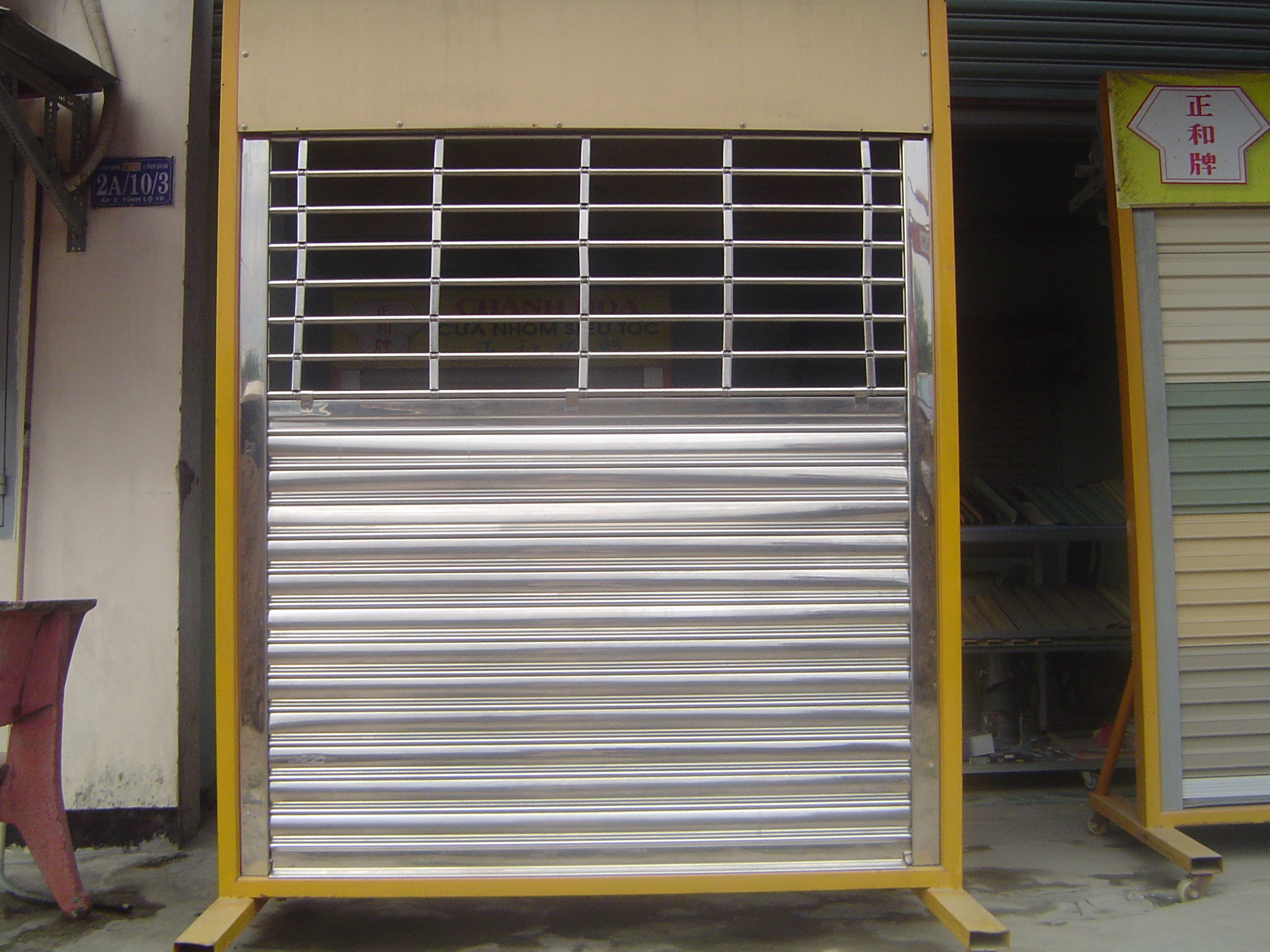 Cửa cuốn lưới Inox máy trượt tự động